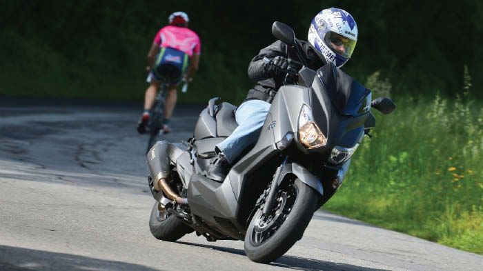 Το νέο Yamaha X-Max 400 αποτελεί το συνδετικό κρίκο ανάμεσα στο X-Max 250 και στο Tmax 530.