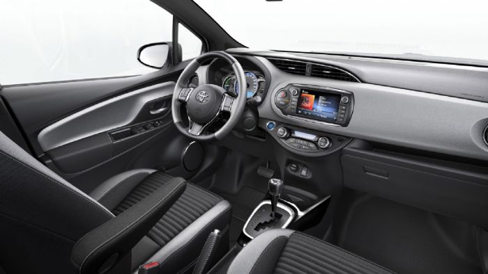 Στο εσωτερικό συναντάμε δερμάτινες επενδύσεις σε τιμόνι και επιλογέα, αυτόματο διζωνικό κλιματισμό, πίσω ηλεκτρικά παράθυρα, αλλά και το σύστημα infotainment Toyota Touch.