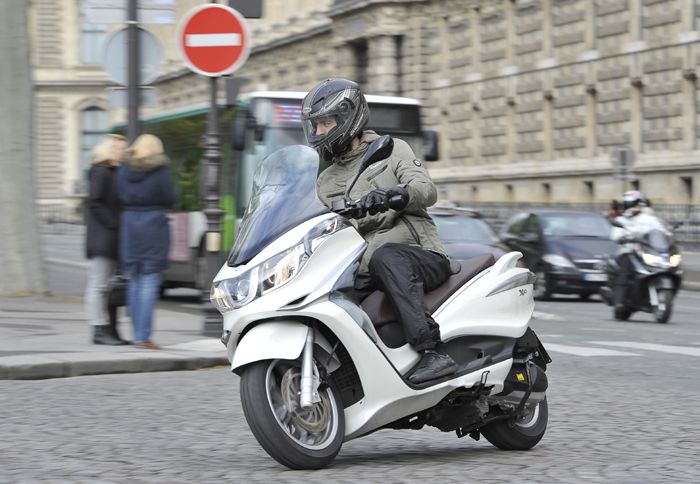 Το Piaggio X10 είναι το νέο maxi scooter της Piaggio. Προσφέρει χώρους, άνεση και πλούσιο εξοπλισμό.
