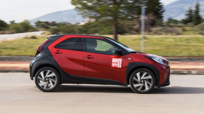 Η μέση κατανάλωση του Toyota Aygo X είναι το μεγάλο του πλεονέκτημα (5,5 λτ./100 χλμ.) ειδικά αν έχεις το νου σου στην ένδειξη Eco, που ανάβει στον πίνακα οργάνων, όταν πιέζεις όπως πρέπει το γκάζι.