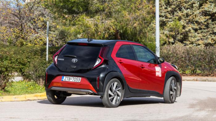 Το ελαφρύ τιμόνι του Toyota Aygo X χάνει λίγο σε αίσθηση γύρω από την ευθεία, από την άλλη όμως είναι όσο ακριβές χρειάζεται δίνοντας παράλληλα την απαραίτητη πληροφόρηση από τους μπροστινούς τροχούς.