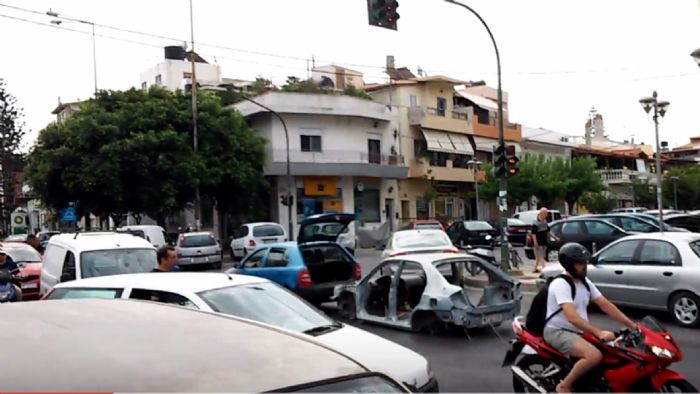 Ναι... Το είδαμε και αυτό στην Ελλάδα. Αυτοκίνητο να σέρνει σε δημόσιο δρόμο σασί άλλου αυτοκινήτου!