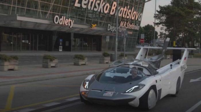 To AirCar μοιάζει με φουτουριστικό supercar όταν κινείται στο δρόμο.