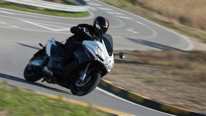 Bασισμένο στο GP800 της Gilera, το Aprilia SRV αποτελεί αυτή τη στιγμή το μεγαλύτερου κυβισμού scooter παραγωγής.