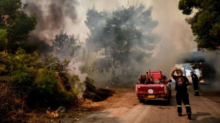 Φωτιά: Κλειστοί δρόμοι σε Ν. Μάκρη, Βαρνάβα, Σταμάτα, Διόνυσο, Πεντέλη 