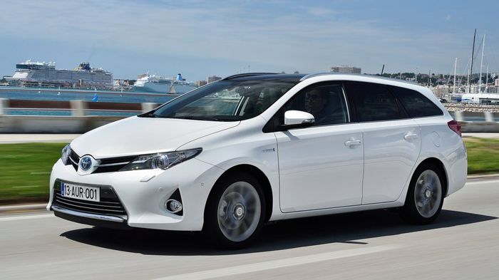 Το νέο Toyota Auris Touring Sports ακολουθεί τις κύριες σχεδιαστικές φόρμες της νεότερης γενιάς του Auris, σε ένα αισθητικό αποτέλεσμα , το οποίο δείχνει αρκετά δυναμικό και παράλληλα ωφελεί την αεροδ