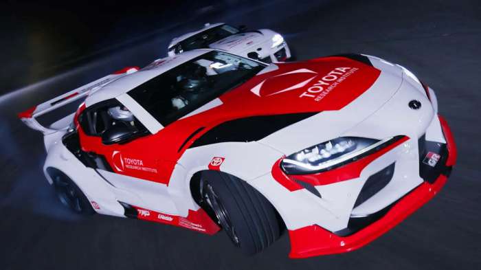 Δύο Toyota Supra driftάρουν μόνα τους στο όνομα της ασφάλειας! 