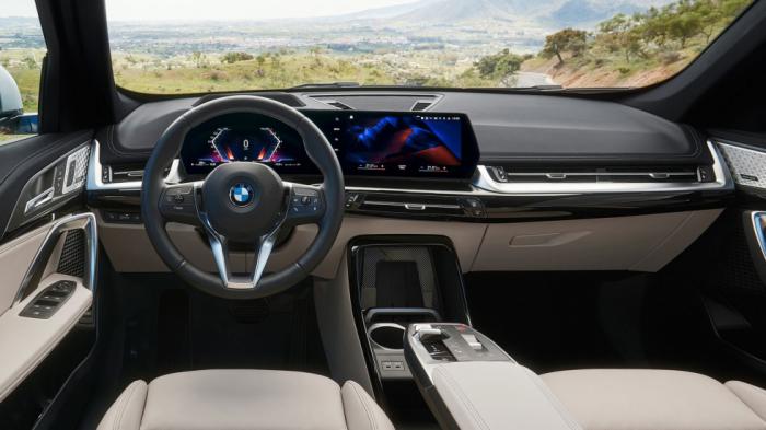 Στάνταρ η BMW X1 δίνει μία ψηφιακή οθόνη infotainment 10,7 ιντσών και digital καντράν 10,25 ιντσών.