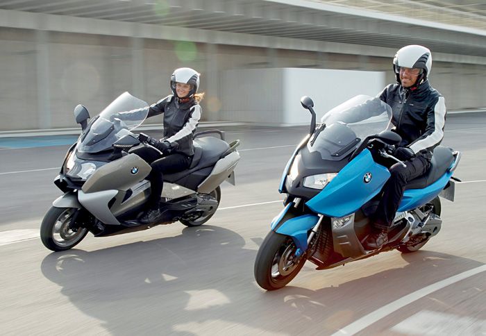 Τα δυο νέα scooter της BMW βραβεύτηκαν με την πολύτιμη κόκκινη βούλα (red dot), ως αναγνώριση της κορυφαίας προιοντικής τους σχεδίασης.
