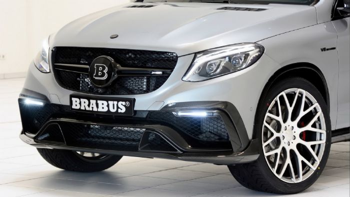 Η GLE 63S Coupe φέρει την ασημί απόχρωση Palladium Silver, αλλά και πλήθος μέρη της BRABUS.