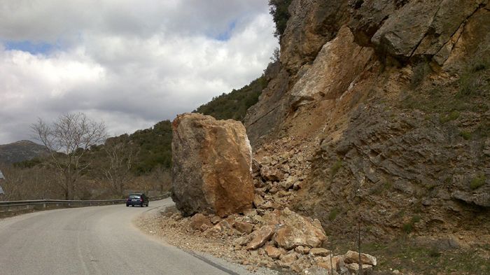 Οι έντονες βροχοπτώσεις σε συνδυασμό με την πλημμελή συντήρηση προκάλεσαν μεγάλες ζημιές στο οδικό δίκτυο της Δυτικής Ελλάδας.