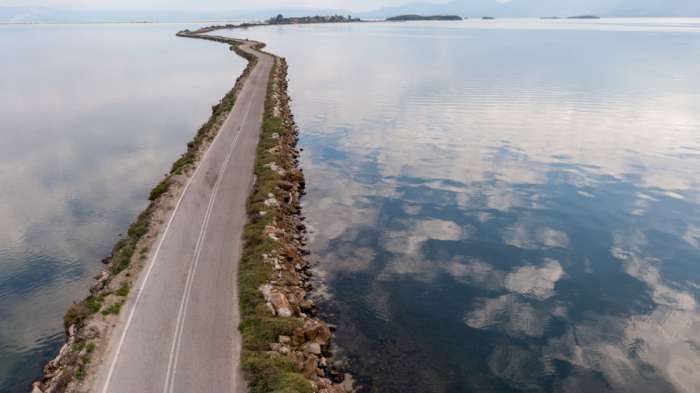 Ο μοναδικός δρόμος στην Ελλάδα που οδηγείς 10 χλμ. πάνω στη θάλασσα