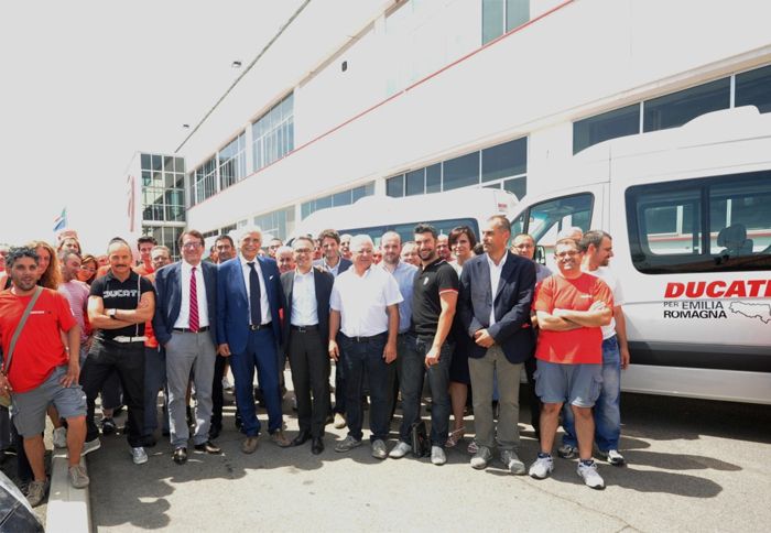 Η DUCATI προσφέρει 3 Volkswagen vans στους Δημάρχους της Finale Emilia, Crevalcore και San Possidonio.
