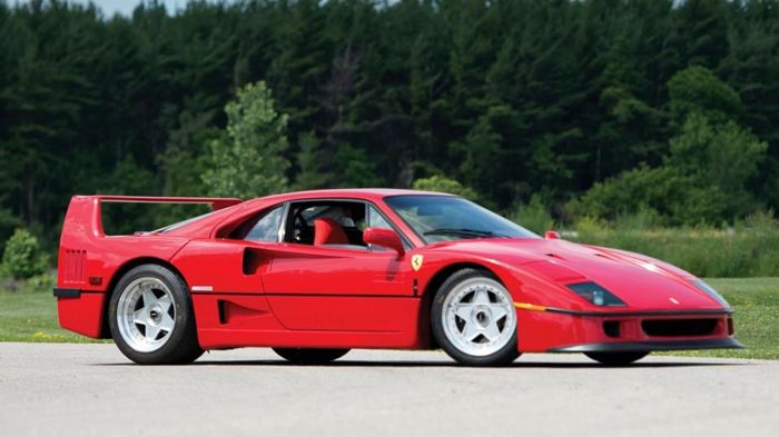 Η κόκκινη Ferrari F40 που κάποτε ανήκε στον rock star Rod Stewart είναι αψεγάδιαστη μηχανικά, καθώς έχει διανύσει λιγότερα από 12.700 χλμ. Αναμένεται να πουληθεί μέχρι και ένα εκατομμύριο ευρώ.