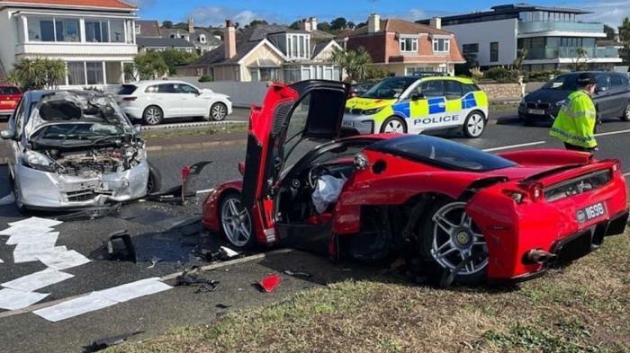 Σπάνια Ferrari Enzo έγινε... βίδες με Honda Jazz! 