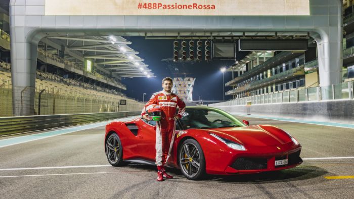 H Ferrari 488 GTB, ακόμα και από τη θέση του συνοδηγού προσφέρει συγκινήσεις, ειδικά αν πίσω από το τιμόνι είναι ένας τύπος σαν τον Giancarlo Fisichella.