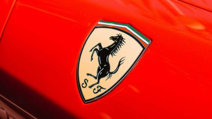 Ferrari: Γιατί υπάρχει ένα άλογο στο σήμα & γιατί έχει κίτρινο φόντο;  