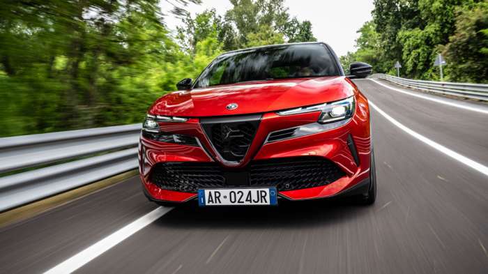 Η Alfa Romeo Junior (4.173 χλστ.) έχει δυναμική προσέγγιση στη σχεδίασή της, η οποία θα λέγαμε πως ξεχωρίζει σε ολόκληρη την κατηγορία. Το μάτι πέφτει σαφώς στη νέα γρίλια, όπου ο θυρεός καλύπτεται ου