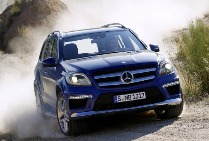 Η νέα γενιά του επταθέσιου SUV Mercedes GL αποκαλύφθηκε μέσω κάποιων φωτογραφιών που διέρρευσαν στο διαδίκτυο.