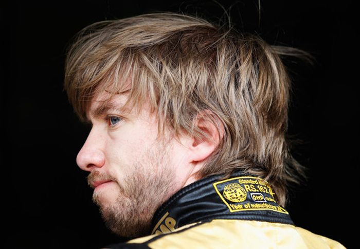 O Heidfeld πιστεύει ότι θα καταφέρει να εξασφαλίσει μια θέση για την επόμενη σεζόν, αλλά γνωρίζει καλά ότι οι θέσεις είναι περιορισμένες.