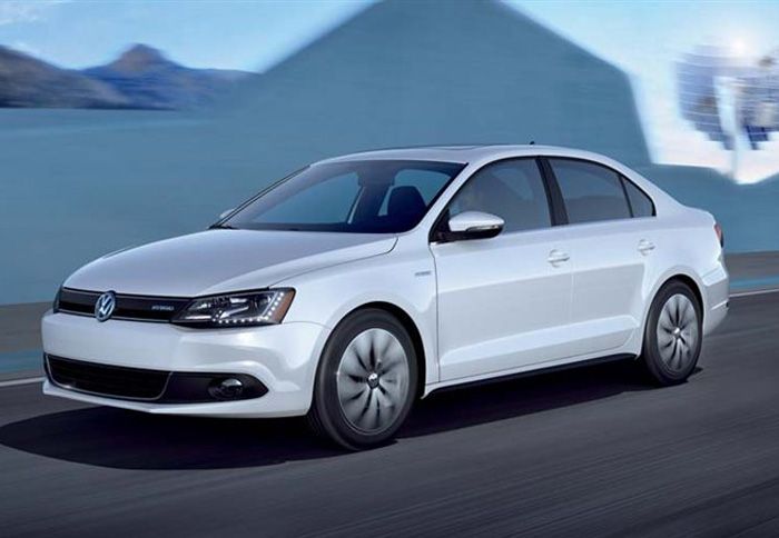 Το νέο VW Jetta Hybrid εφοδιάζεται με έναν 1,4 Turbo 152 ίππων και έναν ηλεκτροκινητήρα 27 ίππων.