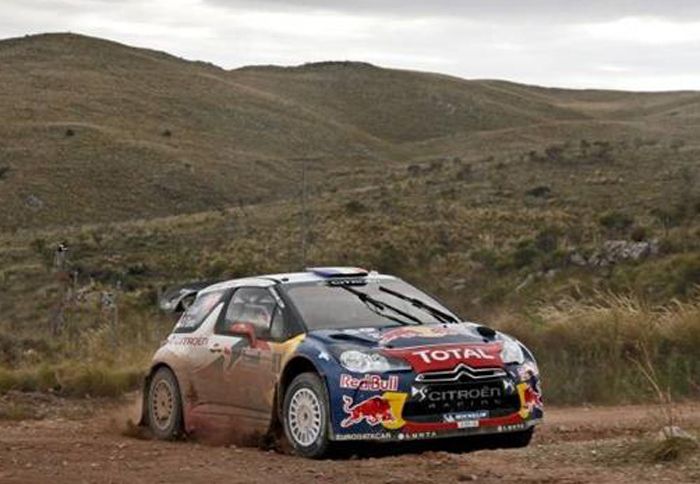 Συνεχίζει στην κορυφή ο Sebastien Loeb με το Citroen DS3 WRC του, με τον Latvala και Hirvonen να τον ακολουθούν. 