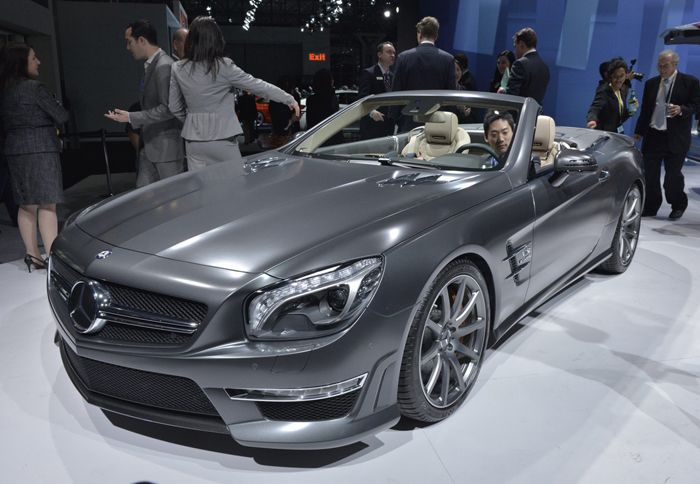 H ειδική έκδοση της Mercedes AMG SL εντυπωσιάζει με το ιδιαίτερο ματ χρώμα, ενώ διαθέτει αεροδυναμικά βοηθήματα από ανθρακόνημα.