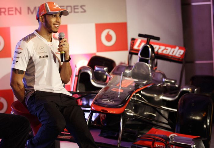 Ο Hamilton θα συζητήσει με τον πρόεδρο της McLaren, Ron Dennis, την επόμενη εβδομάδα στο Abu Dhabi.