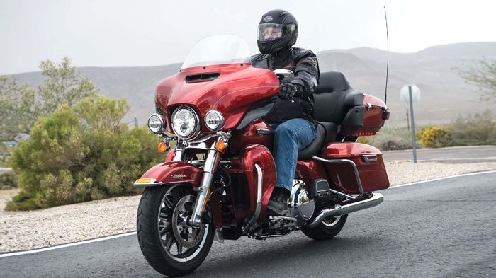 Εντυπωσιακή και υγρόψυτκη πλέον η Electra Glide Ultra Limited που παραμένει πιστή στις γραμμές τις αμερικάνικης εταιρίας.
