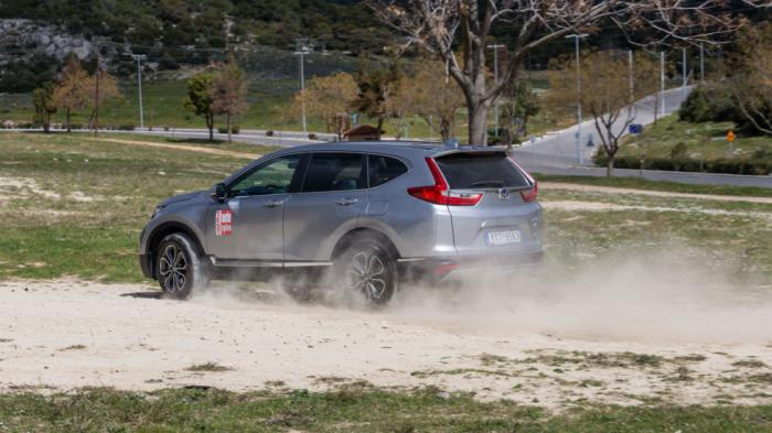 Στο CR-V. η τετρακίνηση μαζί με τα 200 χλστ. απόστασης από το έδαφος εξασφαλίζουν την άνετη και απροβλημάτιστη κίνηση και εκτός δρόμου, όχι μόνο σε πατημένο χώμα, αλλά και σε πιο δύσβατα εδάφη με κακοτράχαλο ανάγλυφο και εστίες λάσπης.