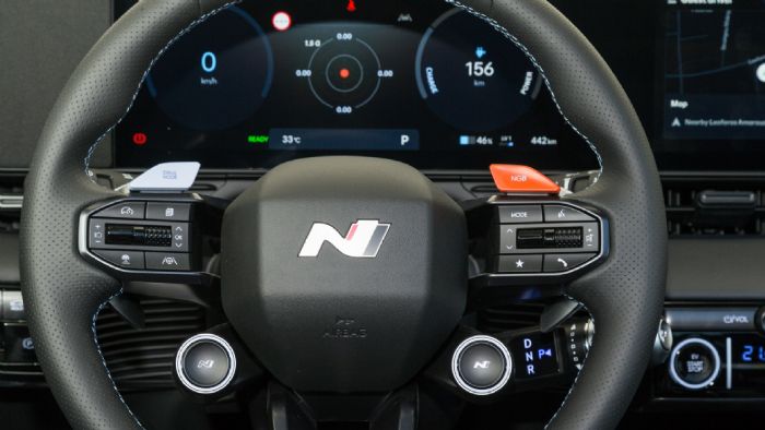 Στο τιμόνι, κάτω τα δύο κουμπιά της ηδονής, πάνω-δεξιά το N-Boost των 10 δευτερολέπτων και πάνω-αριστερά οι επιλογές των mode οδήγησης.