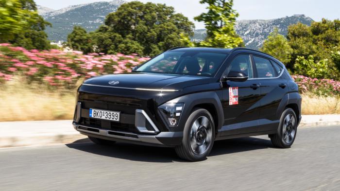 Στο νέο Hyundai Kona ξεχωρίζει η λεπτή LED μπάρα και μεγάλη μάσκα μπροστά με τους ασημί τριγωνικούς αεραγωγούς στις άκρες της.