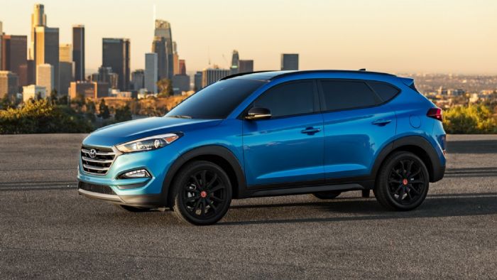 Η Hyundai έδωσε έναν μαύρο τόνο στο Tucson, βάζοντάς του 19άρες μαύρες ζάντες, αντίστοιχης απόχρωσης καπάκια καθρεπτών και σκούρα φιμέ γυάλινη πανοραμική οροφή.