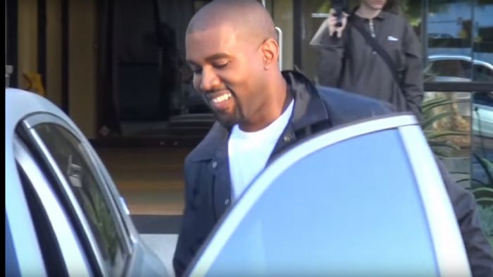 Λίγο μετά την είσοδο του Kanye West στην πολυτελή λιμουζίνα θα του... κοπεί το χαμόγελο.