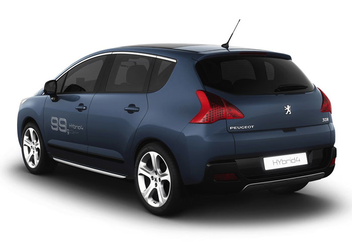 Με εκπομπές C02 μόλις 99 g/km το Peugeot 3008 Hybrid4 συνδυάζει τη χαμηλή κατανάλωση και τους πλούσιους χώρους.