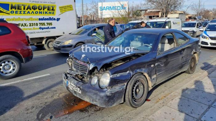 Η καταδιωκόμενη Mercedes CLK μετά από καραμπόλα που προκάλεσε ακινητοποιήθηκε και συνελήφθησαν οδηγός και συνοδηγός.