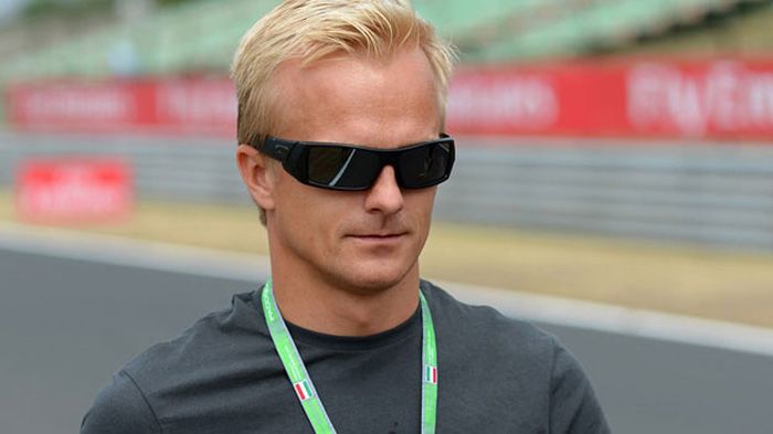 Τελευταία δημοσιεύματα όμως θέλουν τον Heikki Kovalainen να επιστρέφει και να αναλαμβάνει τον σημαντικό ρόλο να… ξελασπώσει τη Lotus από τη δύσκολη συγκυρία.