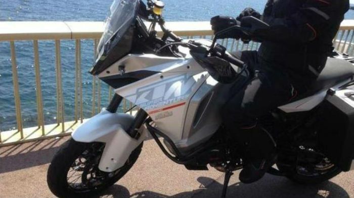 Ως Super Adventure έκανε την εμφάνισή του το νέο KTM, αυτή τη φορά στο Μονακό.