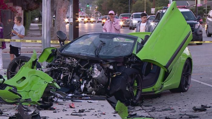 «Σμπαράλια» έγινε μία McLaren 650S Spider, μετά από κόντρα τριών αυτοκινήτων.