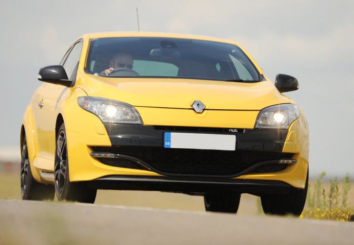 To βελτιωμένο Megane RS των 320 ίππων και 488 Nm ροπής από μόλις 2 λίτρα και τέσσερις κυλίνδρους