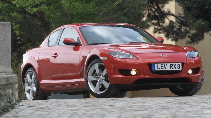 Η ιστορία του Mazda RX-8 ξεκινά πίσω στο 2002, όταν η Mazda αποφάσισε να προσφέρει ένα πισωκίνητο κουπέ με σχετικά προσιτή τιμή.