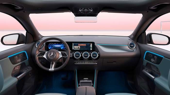 Στην luxury καμπίνα των ανανεωμένων Mercedes EQA και EQB, η οθόνη infotainment των 10,25 ιντσών περιλαμβάνεται στο στάνταρ εξοπλισμό.