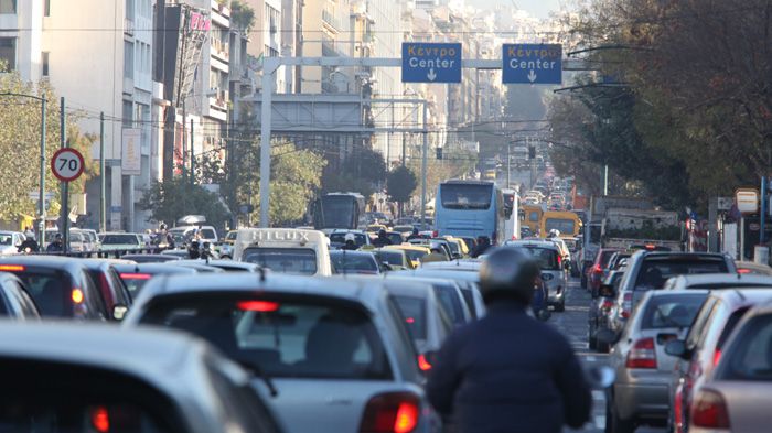 Ο συνδυασμός απεργιών και βροχής, προκαλεί τέτοιες εικόνες στους δρόμους της Αθήνας.