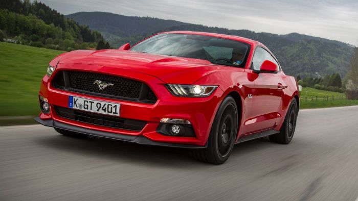 Η Ford Mustang ήταν για το 2015 το sports coupe όχημα με τις περισσότερες πωλήσεις και το μοναδικό που έσπασε το φράγμα των 100.000 πωλήσεων.