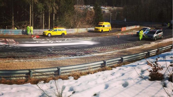 Οι υπεύθυνοι του Nurburgring έκλεισαν την πίστα για περίπου 90 λεπτά, μέχρι να αφαιρεθεί το γκραγίτι και να είναι έτοιμη πάλι για δοκιμές.