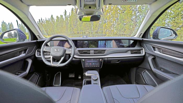 H Togg φαντάζεται το αυτοκίνητο ως μια έξυπνη συσκευή με ρόδες. Η οθόνη εκτείνεται σε όλο το πλάτος του ταμπλό και προσφέρει διάφορες ψηφιακές δυνατότητες.