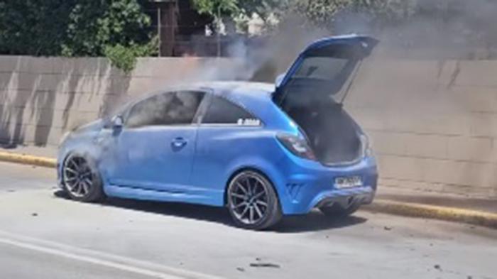 Opel Corsa OPC πήρε φωτιά στην Καλαμάτα - Βίντεο
