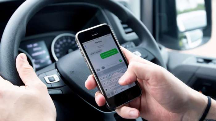 Οδήγηση & κινητό: Στο +90% οι παραβάσεις στο Ην. Βασίλειο το 2023   