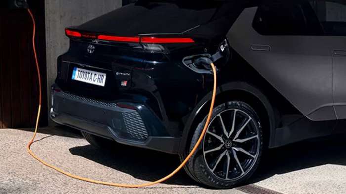 Σε απλή πρίζα 2,3 kW το επαναφορτιζόμενο Toyota C-HR γεμίζει σε 6 ώρες (μπαταρία 13,8 kWh), ενώ σε 6άρη WallBox θα χρειαστείς περίπου 2,5 ώρες.