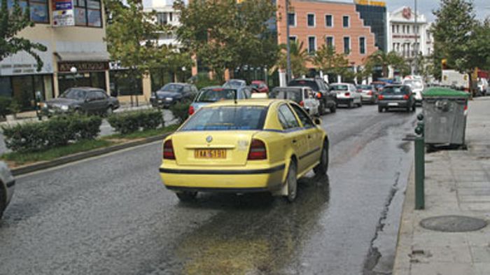 Κυρίως οι νέοι οδηγοί και όχι μόνο πρέπει να αποφεύγουν να κινούνται πίσω από ταξί. 